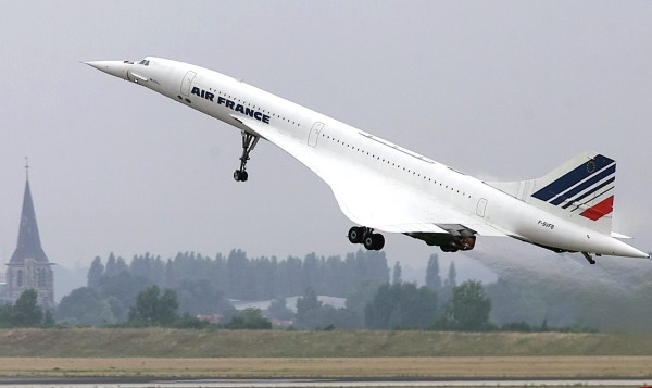An Air France Concorde takes off at Roissy airport, north of Paris, for a test flight over the Atlantic ocean to check systems at supersonic speed Monday Aug. 27, 2001. The tests are among the conditions set to gain clearance to resume commercial flights, as all Concorde planes have been grounded since the July 25, 2000, crash outside Paris that killed 113 people. (AP Photo/Laurent Rebours)